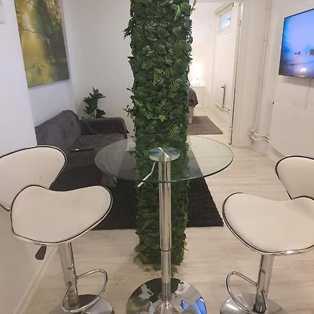 Beautiful Basement Apartment, Very Private And Close To The Metro Stockholm Exteriör bild