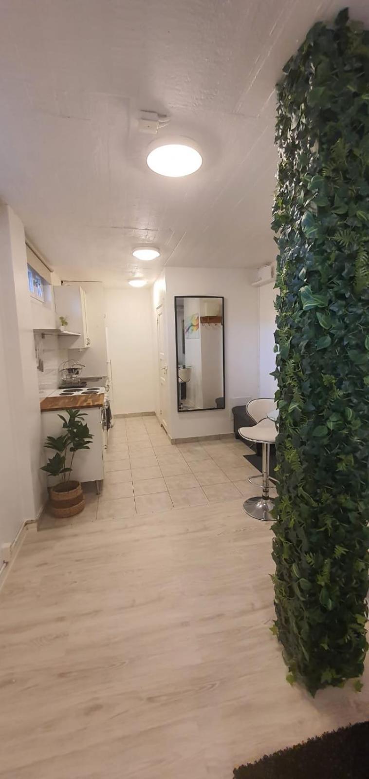 Beautiful Basement Apartment, Very Private And Close To The Metro Stockholm Exteriör bild