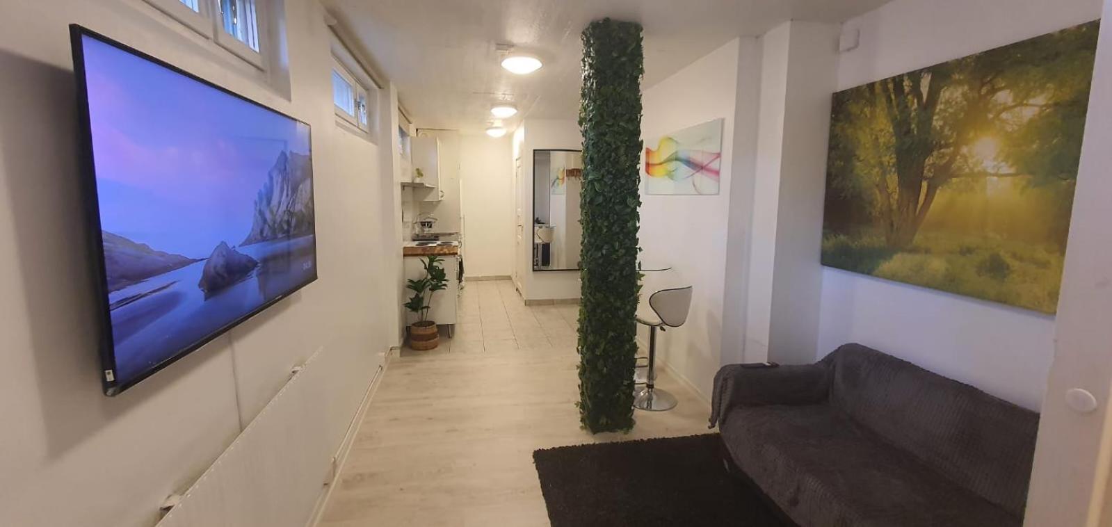 Beautiful Basement Apartment, Very Private And Close To The Metro Stockholm Exteriör bild